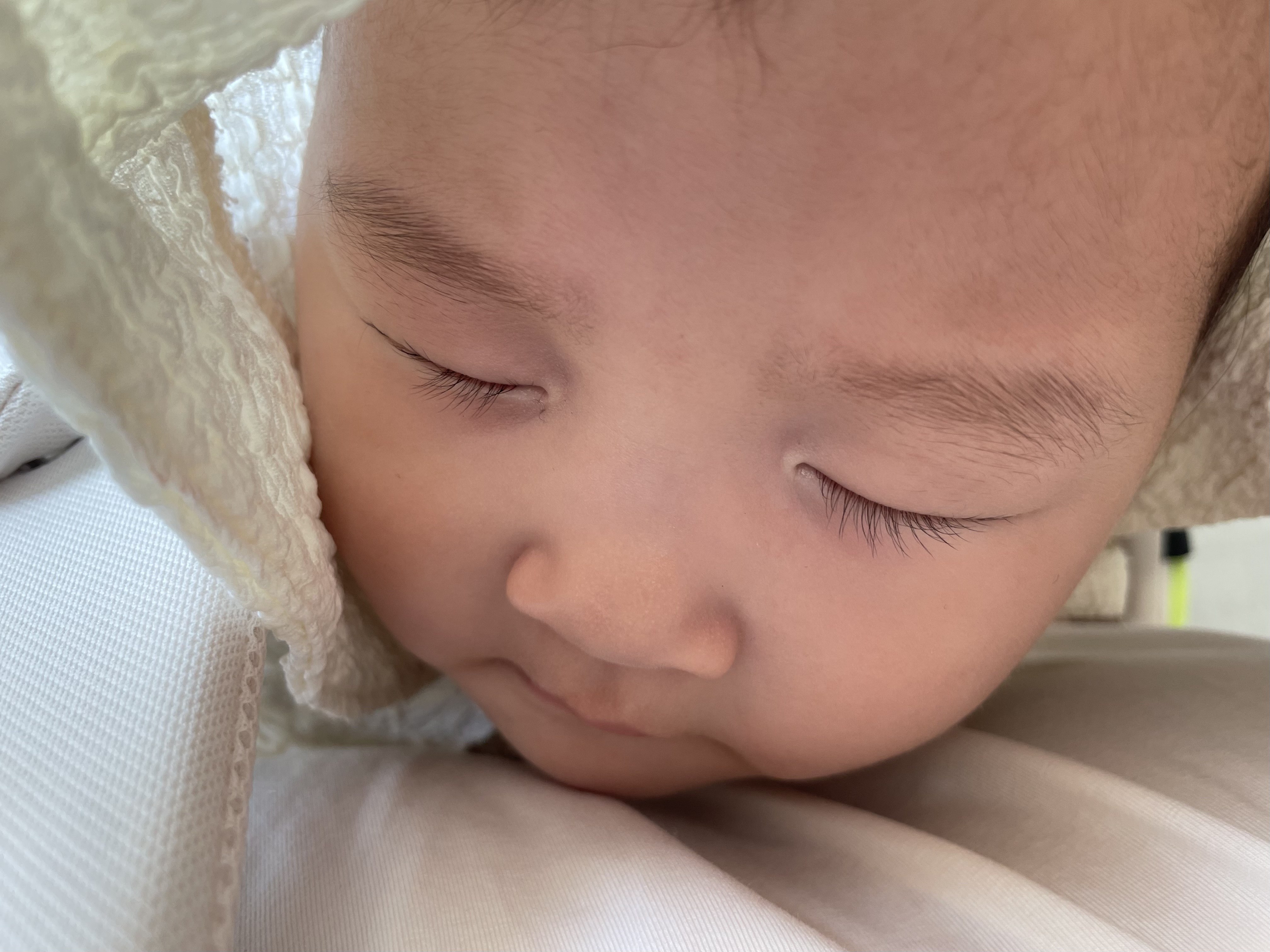 이불에 얼굴을 기대고 잠든 아이